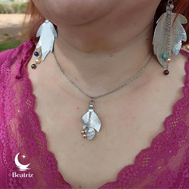 Beatriz Joyeria Artistica mujer con collar y pendientes